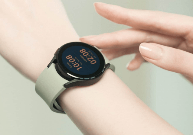 samsung galaxy watch 4 vs fitbit sense